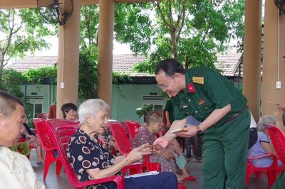 Trao hơn 70 suất quà cho người cao tuổi tại Trung tâm Dưỡng lão Hiệp Đức