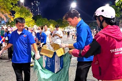Tuổi trẻ chung sức làm sạch đường phố