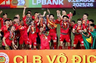 CAHN vô địch V-League 2025/26: Ngày lịch sử của Quang Hải và cơn thịnh nộ từ HLV Popov