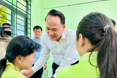 Phó Bí thư Thường trực Thành ủy Đà Nẵng Nguyễn Đình Vĩnh thăm, tặng quà thiếu nhi có hoàn cảnh khó khăn