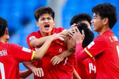 Hoàng Công Hậu lập hat-trick giúp U19 Việt Nam thắng tưng bừng ngày ra quân