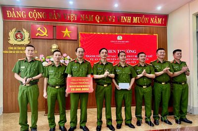 Khen thưởng lực lượng phá thành công chuyên án thu giữ 17 bánh ma túy