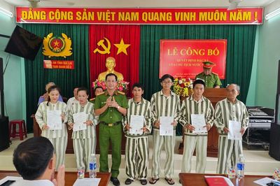 Công an tỉnh Gia Lai công bố quyết định đặc xá cho 25 phạm nhân tại Trại tạm giam số 2
