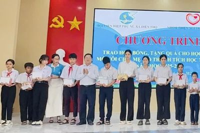 Tặng 11 suất học bổng cho học sinh mồ côi ở xã Diên Thọ