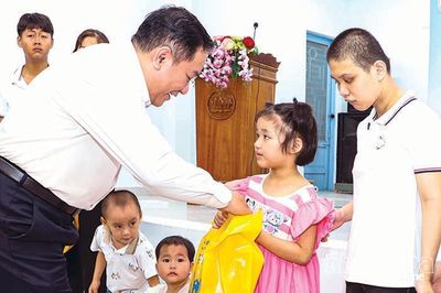 Sở Y tế thăm, tặng quà trẻ em có hoàn cảnh đặc biệt nhân Ngày Quốc tế Thiếu nhi 1-6