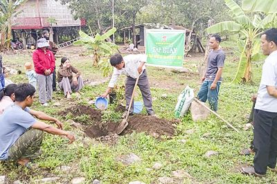 Hội Nông dân xã Bác Ái Tây tập huấn kỹ thuật trồng sầu riêng và điều cho hội viên
