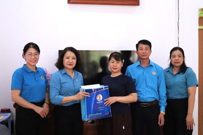 Liên đoàn Lao động tỉnh thăm, tặng quà đoàn viên mắc bệnh hiểm nghèo