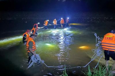 Xuyên đêm tìm kiếm, lực lượng chức năng tìm thấy 02 cháu bé mất tích tại suối Thia