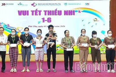 Trao quà yêu thương, thắp sáng nụ cười dịp Tết thiếu nhi