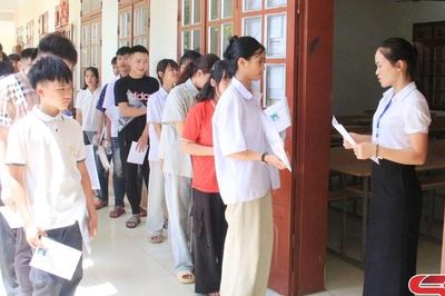 Hơn 400 thí sinh tham gia thi tuyển vào lớp 10 Trường THCS & THPT Nguyễn Du
