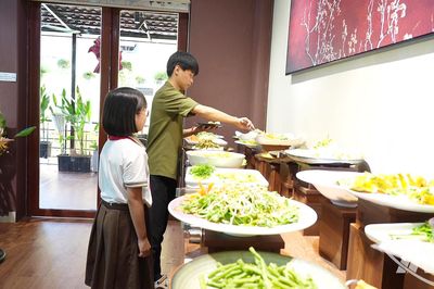 Những nhân viên đặc biệt ở một quán chay