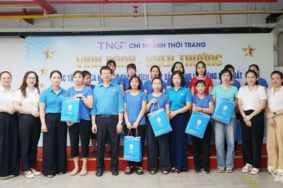 Liên đoàn Lao động tỉnh Thái Nguyên tặng quà công nhân mắc bệnh hiểm nghèo