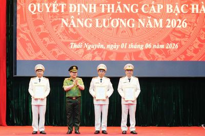1.107 cán bộ, chiến sĩ được thăng cấp bậc hàm, nâng lương