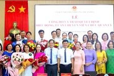 Phường Thuận Hóa công bố các quyết định về công tác cán bộ và quản lý giáo dục