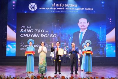 Tổng giám đốc EVNNPC nhận giải Lãnh đạo Sáng tạo và Chuyển đổi số