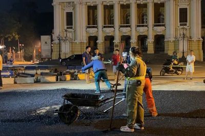 Hà Nội: Nhiều tuyến phố được thảm nhựa, dỡ rào chắn dự án chống ngập