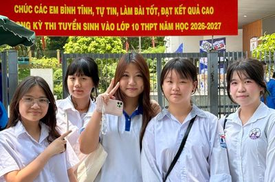 Kết thúc môn chuyên Ngoại ngữ vào lớp 10, thí sinh Hà Nội chia sẻ gì?