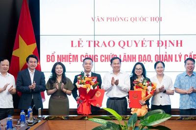 Tổng Thư ký Quốc hội, Chủ nhiệm Văn phòng Quốc hội Lê Quang Mạnh trao quyết định bổ nhiệm lãnh đạo cấp vụ
