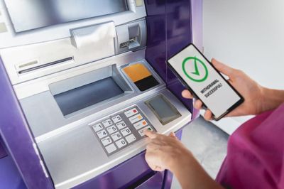 Sử dụng cây ATM của ngân hàng khác nộp tiền vào tài khoản của mình có được không?
