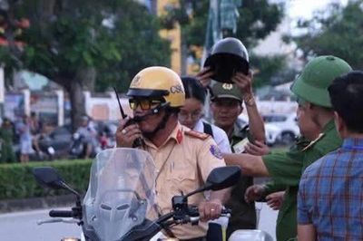 Hình ảnh đẹp về người chiến sĩ Công an nơi cổng trường thi