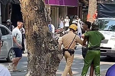 Công an Hà Nội khống chế đối tượng đập phá ô tô của người đi đường