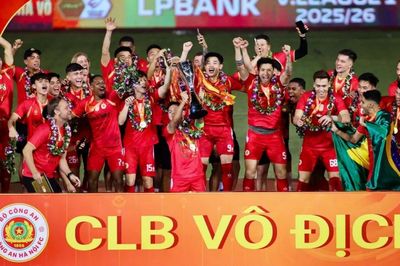 CAHN nâng cúp trong ngày cân bằng lịch sử V-League