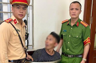Khống chế người đàn ông đập phá ô tô giữa phố