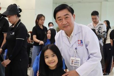 Gần 100 người tham gia hiến tóc ở Bệnh viện Ung bướu Nghệ An