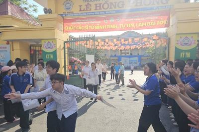 Thí sinh Hải Phòng hoàn thành môn thi Toán vào lớp 10
