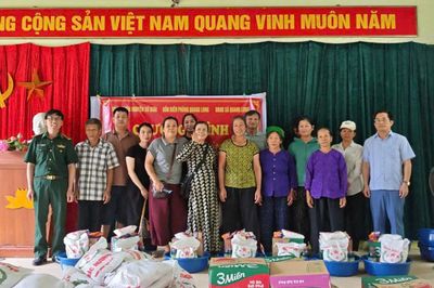 Đồn Biên phòng Quang Long tặng quà học sinh có hoàn cảnh khó khăn và gia đình chính sách