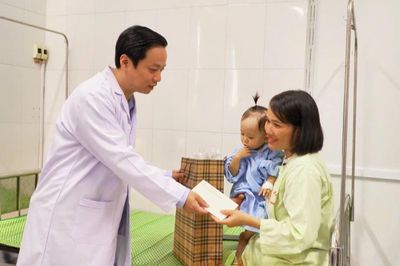Chủ tịch UBND tỉnh Lê Hải Hòa thăm, tặng quà bệnh nhi nhân ngày Quốc tế Thiếu nhi 1/6