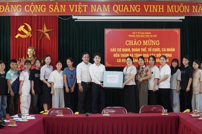 Khối thi đua các doanh nghiệp Trung ương tặng quà Tết thiếu nhi 1/6 tại Trung tâm Bảo trợ xã hội tỉnh
