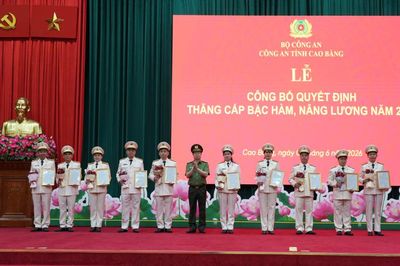 Công an tỉnh công bố quyết định thăng cấp bậc hàm, nâng lương cho 671 cán bộ, chiến sĩ