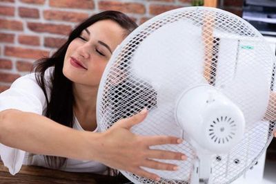Vừa đi nắng về đã bật quạt, điều hòa thổi thẳng vào mặt: Thói quen giải nhiệt tiềm ẩn nguy cơ liệt mặt