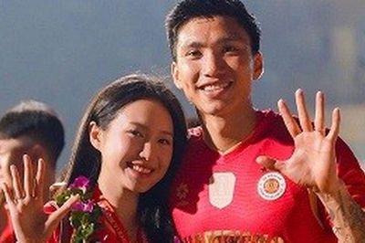 'Thóc ơi': Lời gọi vợ ngọt lịm của Văn Hậu giữa khoảnh khắc đăng quang V.League