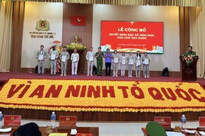 Niềm vui ngày trở về của 395 phạm nhân được đặc xá tại Trại giam Thủ Đức