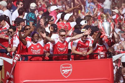 Quên nỗi buồn Champions League, Arsenal rước cúp giữa hàng trăm nghìn CĐV