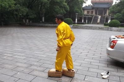 Học phim kiếm hiệp, lão nông Trung Quốc đi giày sắt 300kg tập khinh công