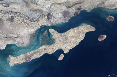 Mỹ tấn công cơ sở UAV, Iran bắn trả căn cứ không quân