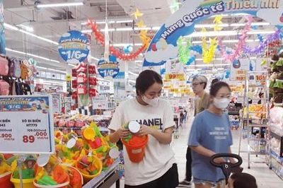 Quà tặng bình dân hút khách dịp 1-6