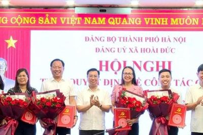 Đảng ủy xã Hoài Đức trao quyết định về công tác cán bộ