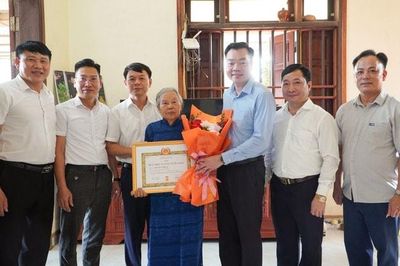 Xã Đại Xuyên: Trao Huy hiệu Đảng tại nhà tặng 2 đảng viên lão thành