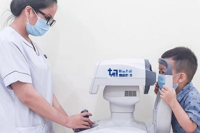 Bé trai 3 tuổi cận 14 độ: Bác sĩ phát hiện nguyên nhân bất thường ở mắt