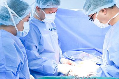 Bí tiểu, bụng căng cứng, người phụ nữ phát hiện cùng lúc 3 khối u xơ tử cung