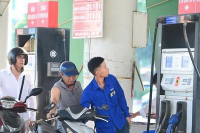 Ngày đầu xăng E10 chính thức bán ra thị trường