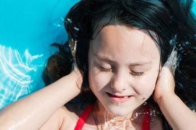 Ù tai sau khi bơi do đâu và cách xử trí đúng