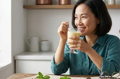 5 lý do phụ nữ tuổi 40 nên uống sữa đậu nành để trẻ hóa da