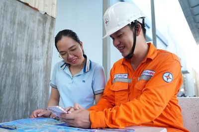 TPHCM yêu cầu tiết kiệm điện mạnh hơn trong mùa nắng nóng, khuyến khích lắp điện mặt trời mái nhà