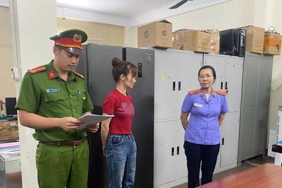 Bắt tạm giam người phụ nữ điều hành cơ sở sản xuất băng vệ sinh, bỉm giả