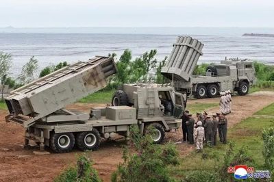 Triều Tiên gây bất ngờ khi ra mắt hai hệ thống tên lửa giống cả Mỹ và Nga